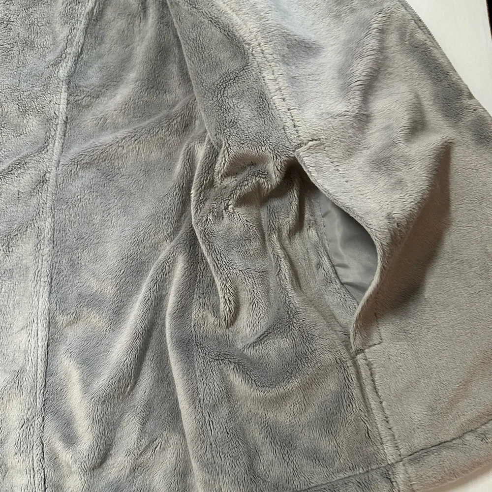 Free country women’s size large reversible,‎ puffer vest white, and gray color